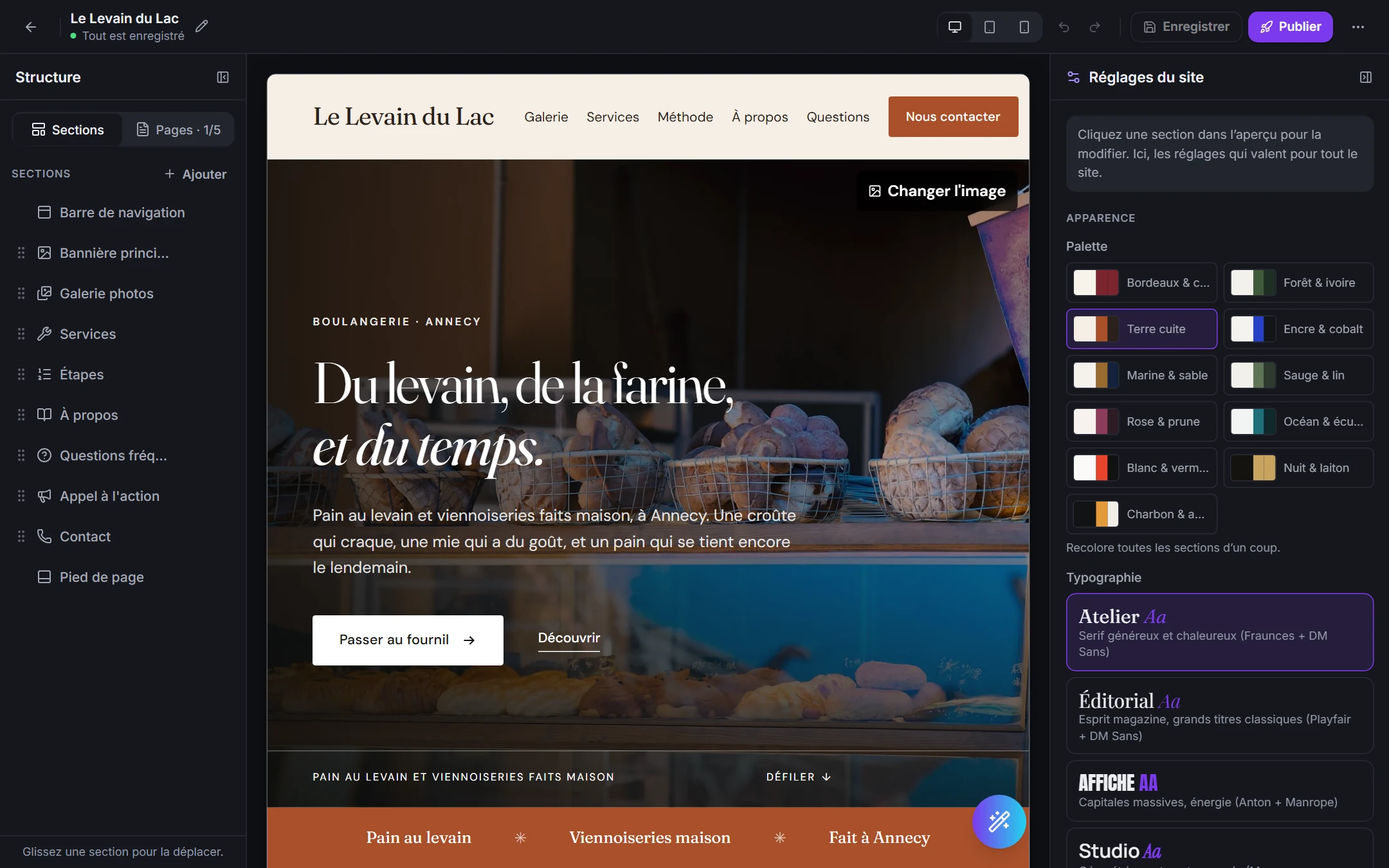 L’éditeur Simplisite avec un site généré au centre, la liste des sections à gauche et la barre de commande en bas